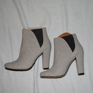 NEW  SZ 10, GRAY 4.5IN HEEL FAUX SUEDE BOOTIES